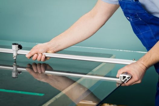 Glasmästare som skär i glas med hög precision